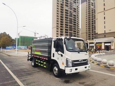 藍(lán)牌福田H2  5-7噸多功能抑塵車